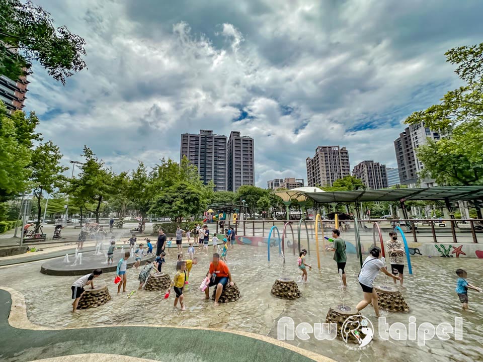 新北新莊景點〡塭仔底濕地公園〡免費玩水景點, 可愛的小水山噴泉, 彩虹噴霧隧道, 隱藏版網美打卡秘境, 2024最新戲水池開放時間