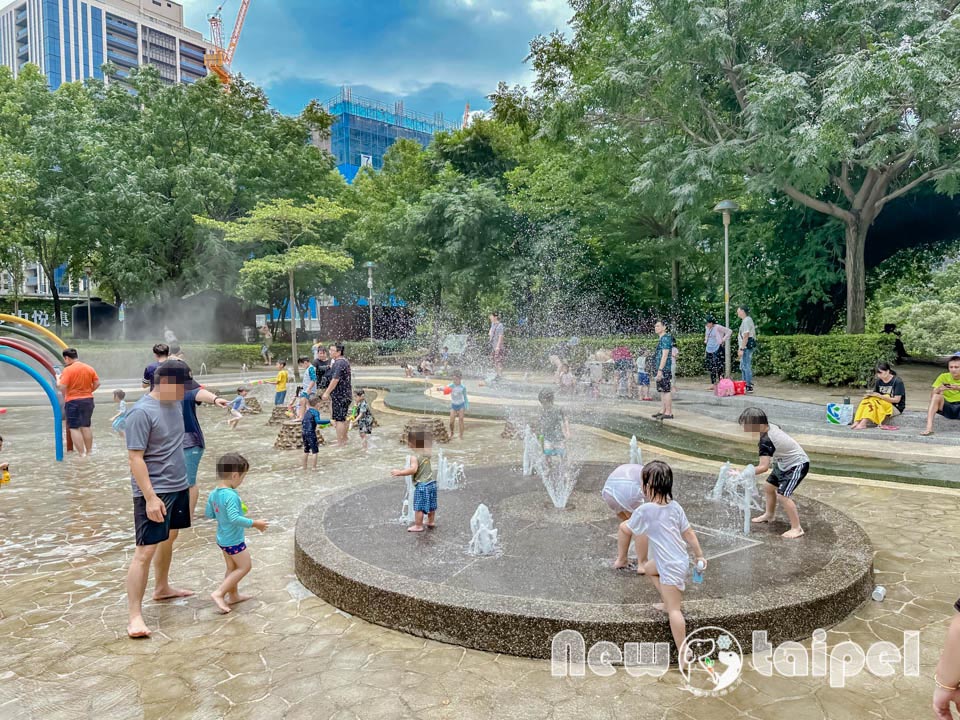 新北新莊景點〡塭仔底濕地公園〡免費玩水景點, 可愛的小水山噴泉, 彩虹噴霧隧道, 隱藏版網美打卡秘境, 2024最新戲水池開放時間