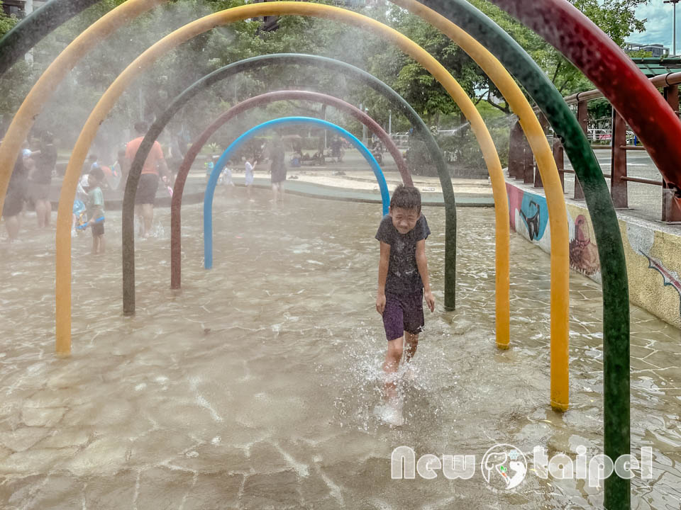 新北新莊景點〡塭仔底濕地公園〡免費玩水景點, 可愛的小水山噴泉, 彩虹噴霧隧道, 隱藏版網美打卡秘境, 2024最新戲水池開放時間