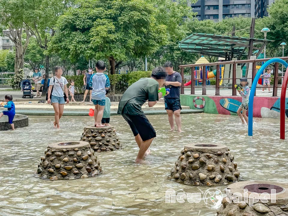 新北新莊景點〡塭仔底濕地公園〡免費玩水景點, 可愛的小水山噴泉, 彩虹噴霧隧道, 隱藏版網美打卡秘境, 2024最新戲水池開放時間