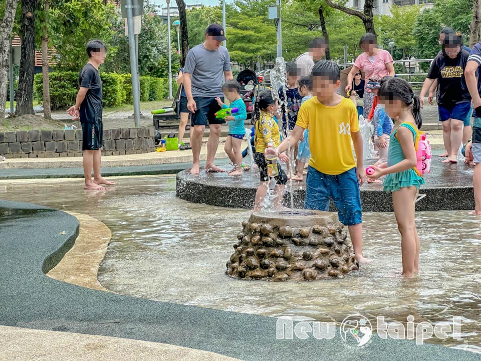 新北新莊景點〡塭仔底濕地公園〡免費玩水景點, 可愛的小水山噴泉, 彩虹噴霧隧道, 隱藏版網美打卡秘境, 2024最新戲水池開放時間