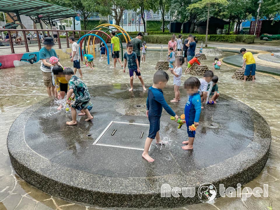 新北新莊景點〡塭仔底濕地公園〡免費玩水景點, 可愛的小水山噴泉, 彩虹噴霧隧道, 隱藏版網美打卡秘境, 2024最新戲水池開放時間