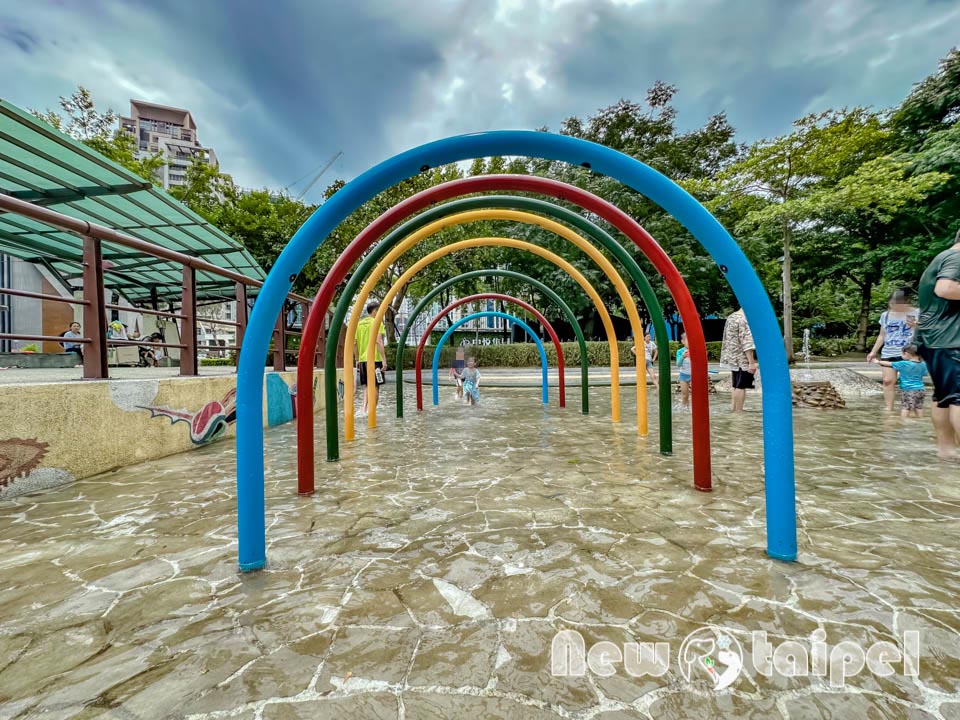 新北新莊景點〡塭仔底濕地公園〡免費玩水景點, 可愛的小水山噴泉, 彩虹噴霧隧道, 隱藏版網美打卡秘境, 2024最新戲水池開放時間