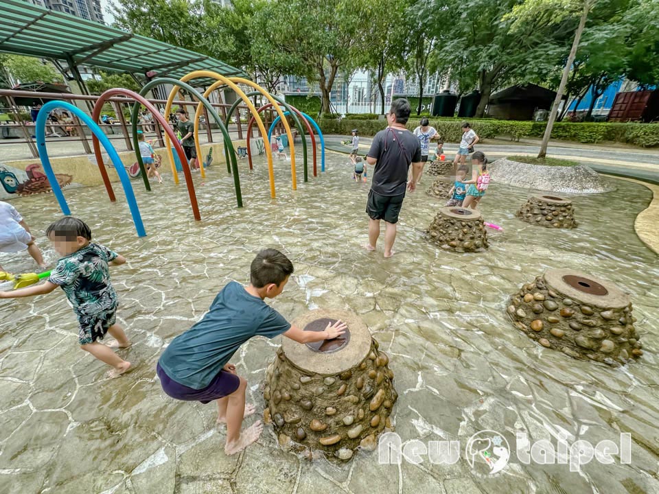 新北新莊景點〡塭仔底濕地公園〡免費玩水景點, 可愛的小水山噴泉, 彩虹噴霧隧道, 隱藏版網美打卡秘境, 2024最新戲水池開放時間