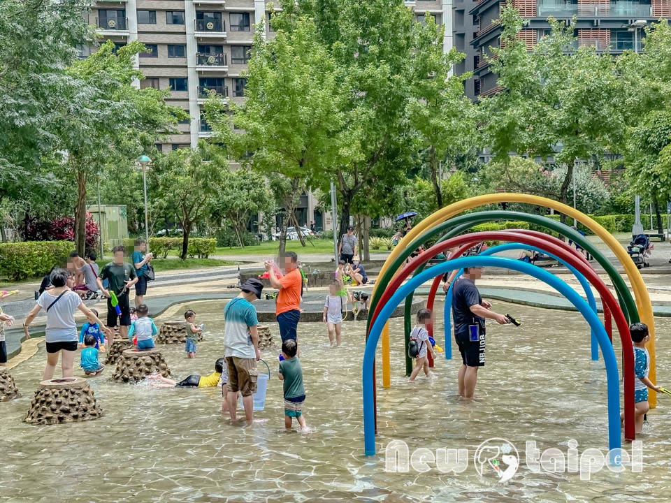 新北新莊景點〡塭仔底濕地公園〡免費玩水景點, 可愛的小水山噴泉, 彩虹噴霧隧道, 隱藏版網美打卡秘境, 2024最新戲水池開放時間