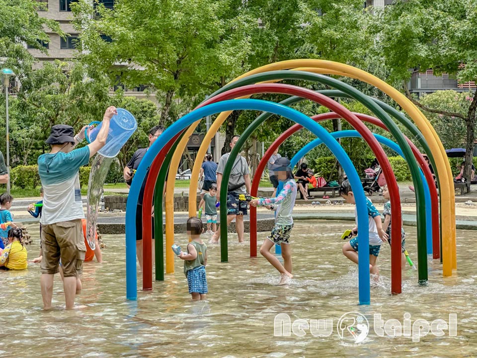 新北新莊景點〡塭仔底濕地公園〡免費玩水景點, 可愛的小水山噴泉, 彩虹噴霧隧道, 隱藏版網美打卡秘境, 2024最新戲水池開放時間