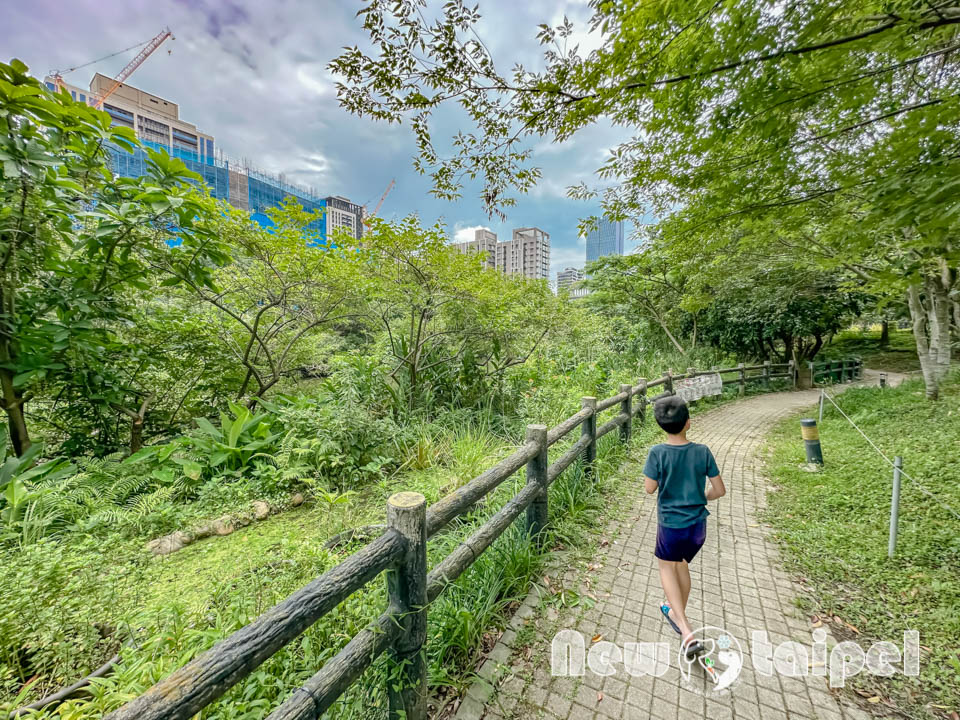 新北新莊景點〡塭仔底濕地公園〡免費玩水景點, 可愛的小水山噴泉, 彩虹噴霧隧道, 隱藏版網美打卡秘境, 2024最新戲水池開放時間