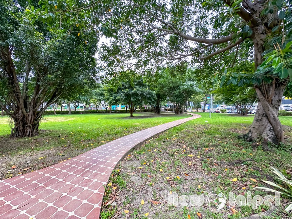 新北新莊景點〡塭仔底濕地公園〡免費玩水景點, 可愛的小水山噴泉, 彩虹噴霧隧道, 隱藏版網美打卡秘境, 2024最新戲水池開放時間