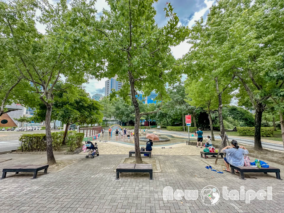 新北新莊景點〡塭仔底濕地公園〡免費玩水景點, 可愛的小水山噴泉, 彩虹噴霧隧道, 隱藏版網美打卡秘境, 2024最新戲水池開放時間