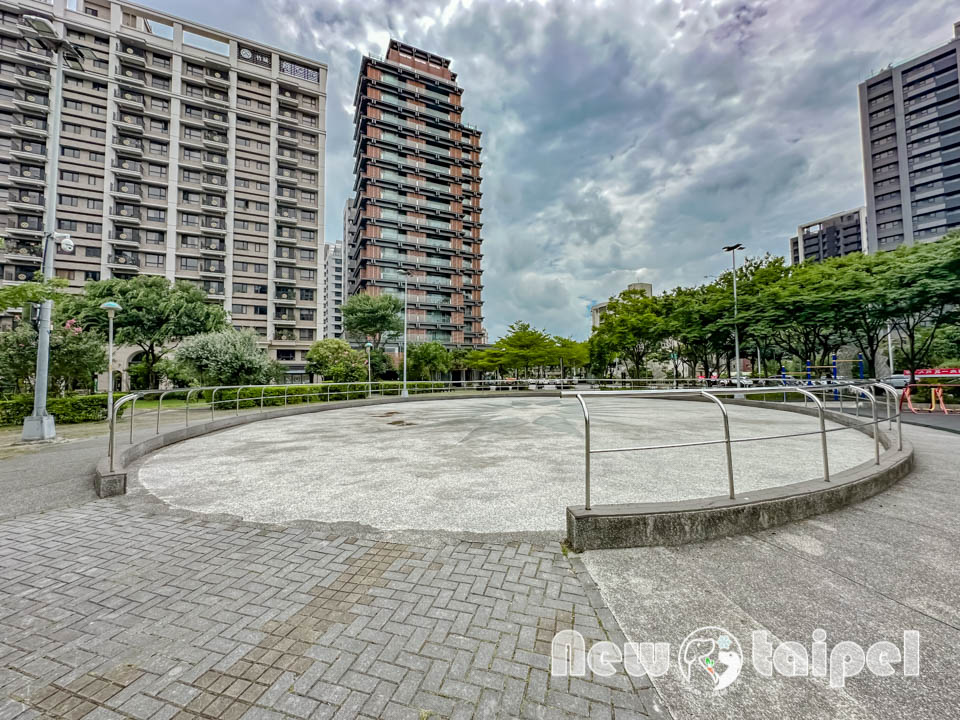 新北新莊景點〡塭仔底濕地公園〡免費玩水景點, 可愛的小水山噴泉, 彩虹噴霧隧道, 隱藏版網美打卡秘境, 2024最新戲水池開放時間