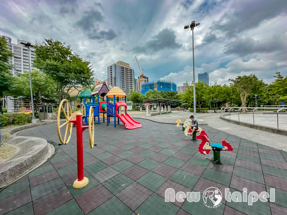 新北新莊景點〡塭仔底濕地公園〡免費玩水景點, 可愛的小水山噴泉, 彩虹噴霧隧道, 隱藏版網美打卡秘境, 2024最新戲水池開放時間