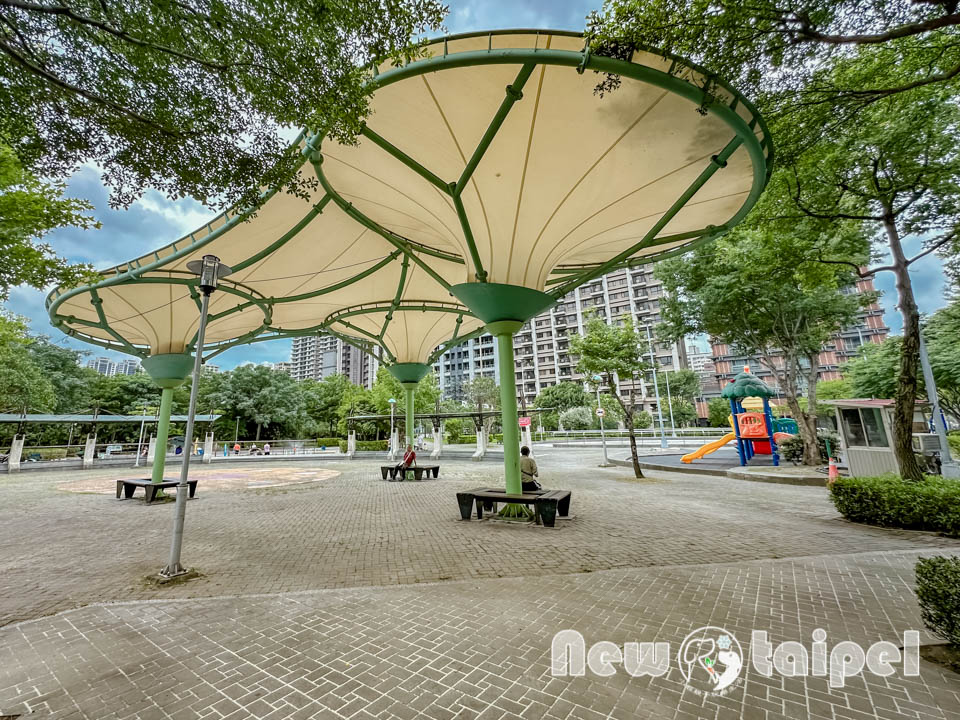 新北新莊景點〡塭仔底濕地公園〡免費玩水景點, 可愛的小水山噴泉, 彩虹噴霧隧道, 隱藏版網美打卡秘境, 2024最新戲水池開放時間