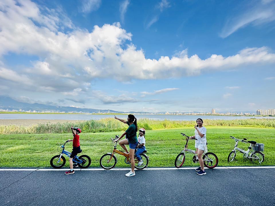 新北五股景點〡獅子頭兒童遊戲場〡山水匯集廣場, 海景第一排溜滑梯, 獅象捍門空間意象, 可愛大紅螃蟹造景, 八里左岸自行車道, 暖心的陸蟹友善通道