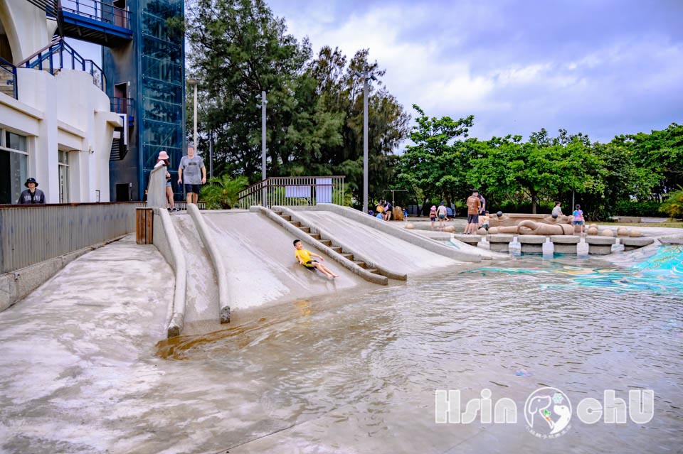 新竹市區景點〡南寮漁港遊客中心〡室內兩層樓高極速滑梯, 南寮親子玩沙戲水天地, 章魚大沙坑水陸一起玩