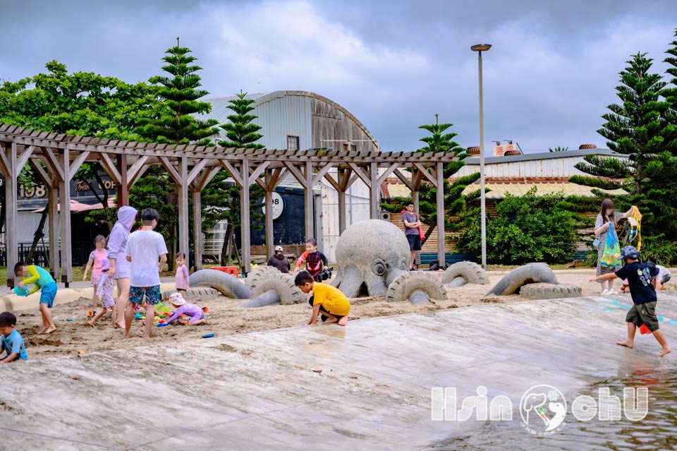 新竹市區景點〡南寮漁港遊客中心〡室內兩層樓高極速滑梯, 南寮親子玩沙戲水天地, 章魚大沙坑水陸一起玩