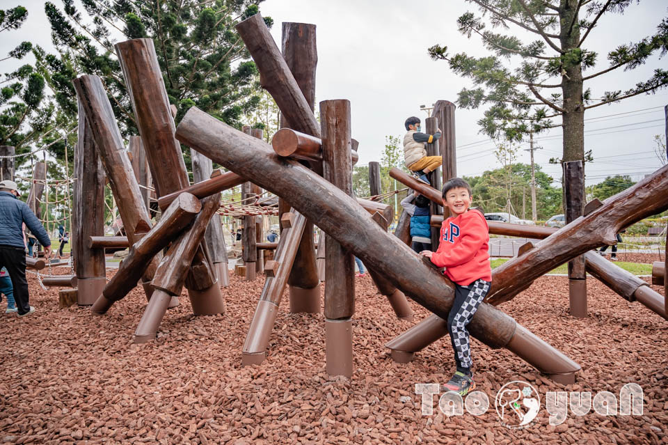 桃園龍潭景點｜龍潭綠杉林公園, 闖六關登王者之塔, 穿梭杉林間挑戰自我極限, 大朋友的體能訓練場, 仿露營車特色洗手間