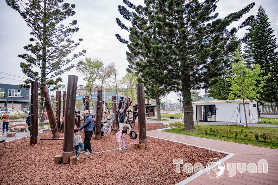 桃園龍潭景點｜龍潭綠杉林公園, 闖六關登王者之塔, 穿梭杉林間挑戰自我極限, 大朋友的體能訓練場, 仿露營車特色洗手間