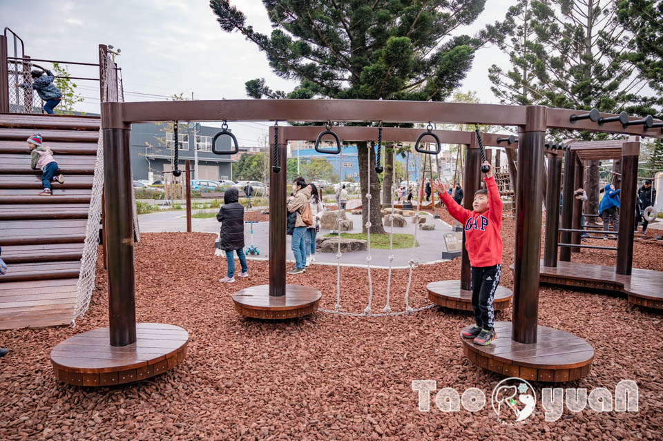 桃園龍潭景點｜龍潭綠杉林公園, 闖六關登王者之塔, 穿梭杉林間挑戰自我極限, 大朋友的體能訓練場, 仿露營車特色洗手間