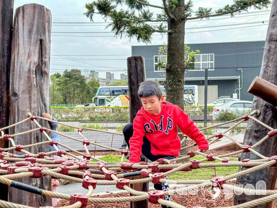 桃園龍潭景點｜龍潭綠杉林公園, 闖六關登王者之塔, 穿梭杉林間挑戰自我極限, 大朋友的體能訓練場, 仿露營車特色洗手間