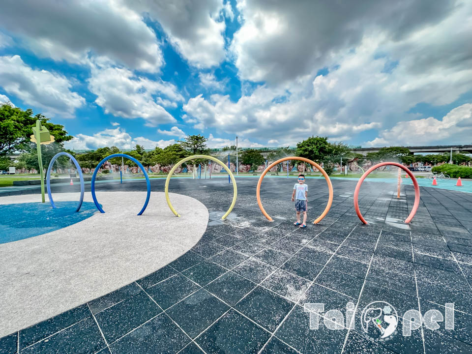 台北中山景點〡大佳河濱公園戲水區〡八款造型灑水裝置, 溫和不刺激兒童戲水區, 海洋生物共融遊戲場