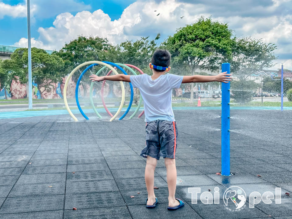 台北中山景點〡大佳河濱公園戲水區〡八款造型灑水裝置, 溫和不刺激兒童戲水區, 海洋生物共融遊戲場