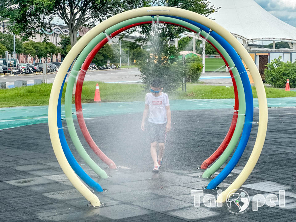 台北中山景點〡大佳河濱公園戲水區〡八款造型灑水裝置, 溫和不刺激兒童戲水區, 海洋生物共融遊戲場