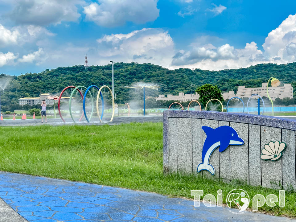 台北中山景點〡大佳河濱公園戲水區〡八款造型灑水裝置, 溫和不刺激兒童戲水區, 海洋生物共融遊戲場