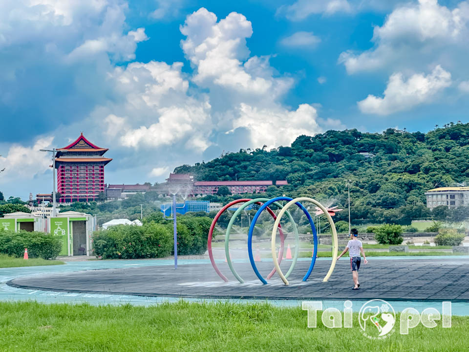 台北中山景點〡大佳河濱公園戲水區〡八款造型灑水裝置, 溫和不刺激兒童戲水區, 海洋生物共融遊戲場