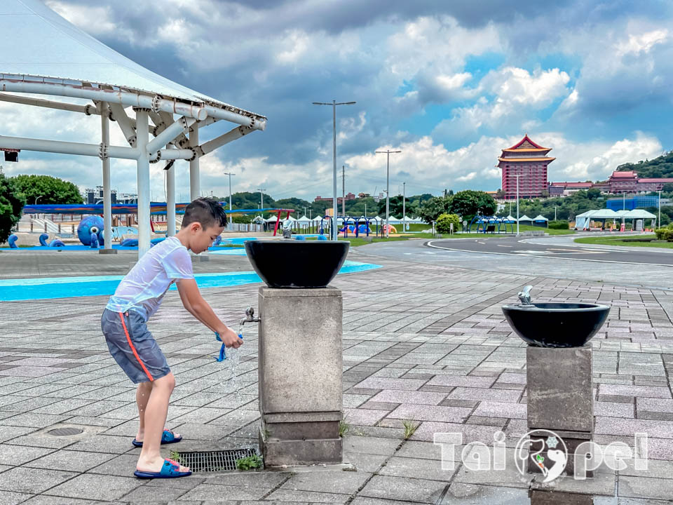 台北中山景點〡大佳河濱公園戲水區〡八款造型灑水裝置, 溫和不刺激兒童戲水區, 海洋生物共融遊戲場