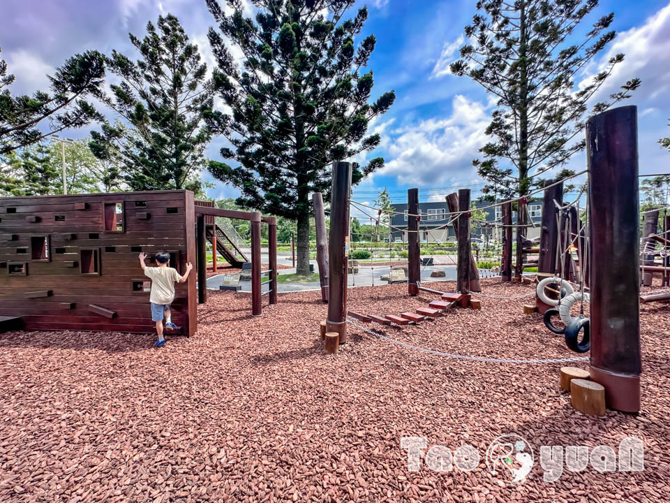 桃園龍潭景點｜龍潭綠杉林公園, 闖六關登王者之塔, 穿梭杉林間挑戰自我極限, 大朋友的體能訓練場, 仿露營車特色洗手間