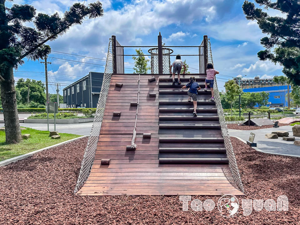 桃園龍潭景點｜龍潭綠杉林公園, 闖六關登王者之塔, 穿梭杉林間挑戰自我極限, 大朋友的體能訓練場, 仿露營車特色洗手間