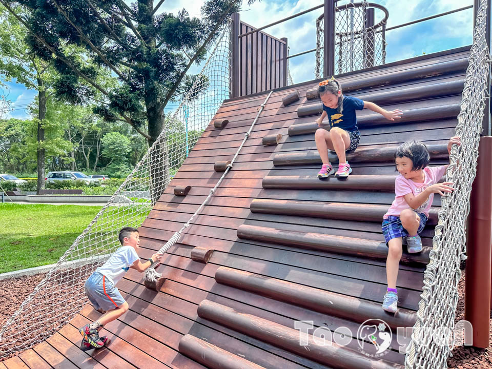 桃園龍潭景點｜龍潭綠杉林公園, 闖六關登王者之塔, 穿梭杉林間挑戰自我極限, 大朋友的體能訓練場, 仿露營車特色洗手間