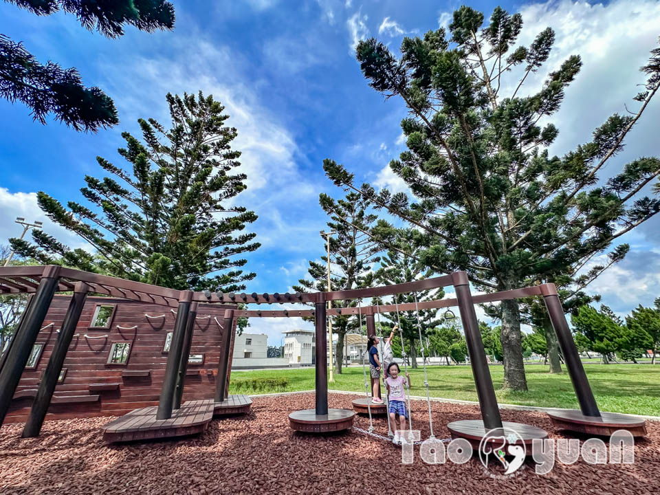 桃園龍潭景點｜龍潭綠杉林公園, 闖六關登王者之塔, 穿梭杉林間挑戰自我極限, 大朋友的體能訓練場, 仿露營車特色洗手間