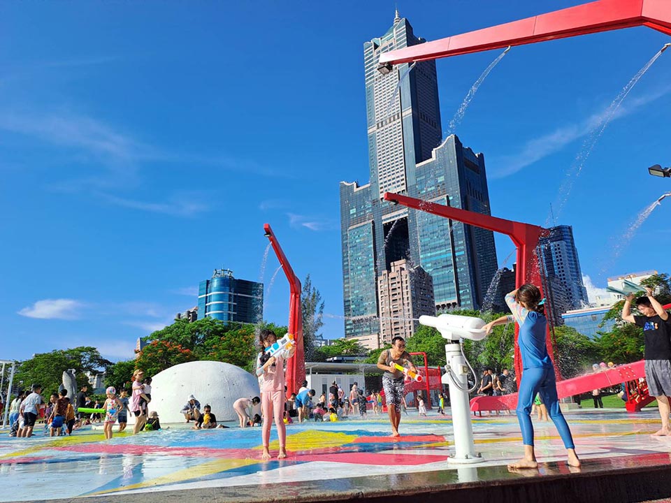 高雄前鎮景點〡星光水岸公園〡夏日限定玩水樂園, 六大戲水遊具免費玩, 酷炫吊臂造型灑水器, 海洋意象水池彩繪