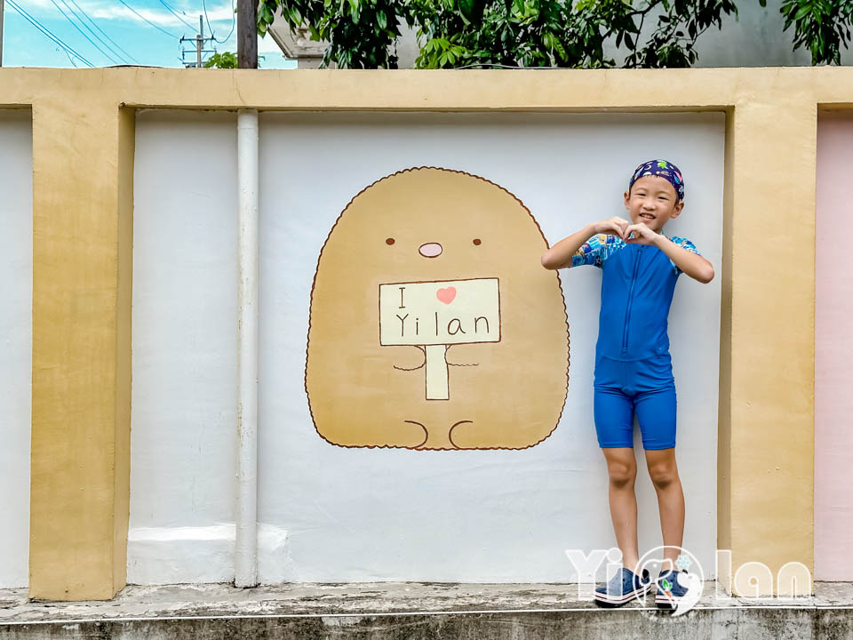 宜蘭冬山景點〡松樹門游泳池〡天然湧泉戲水池, 暑假限定親子玩水點, 多款造型充氣遊具免費玩, 美拍療癒系明星壁畫