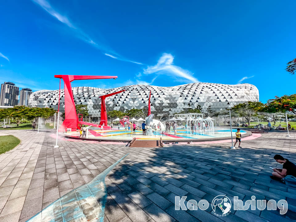 高雄前鎮景點〡星光水岸公園〡夏日限定玩水樂園, 六大戲水遊具免費玩, 酷炫吊臂造型灑水器, 海洋意象水池彩繪