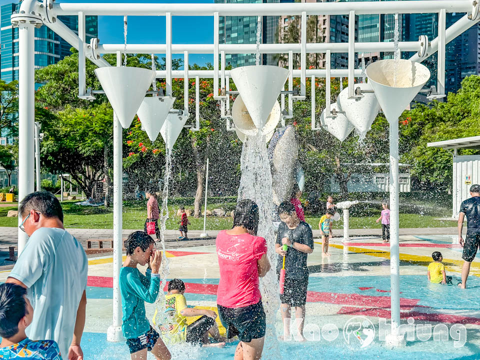 高雄前鎮景點〡星光水岸公園〡夏日限定玩水樂園, 六大戲水遊具免費玩, 酷炫吊臂造型灑水器, 海洋意象水池彩繪