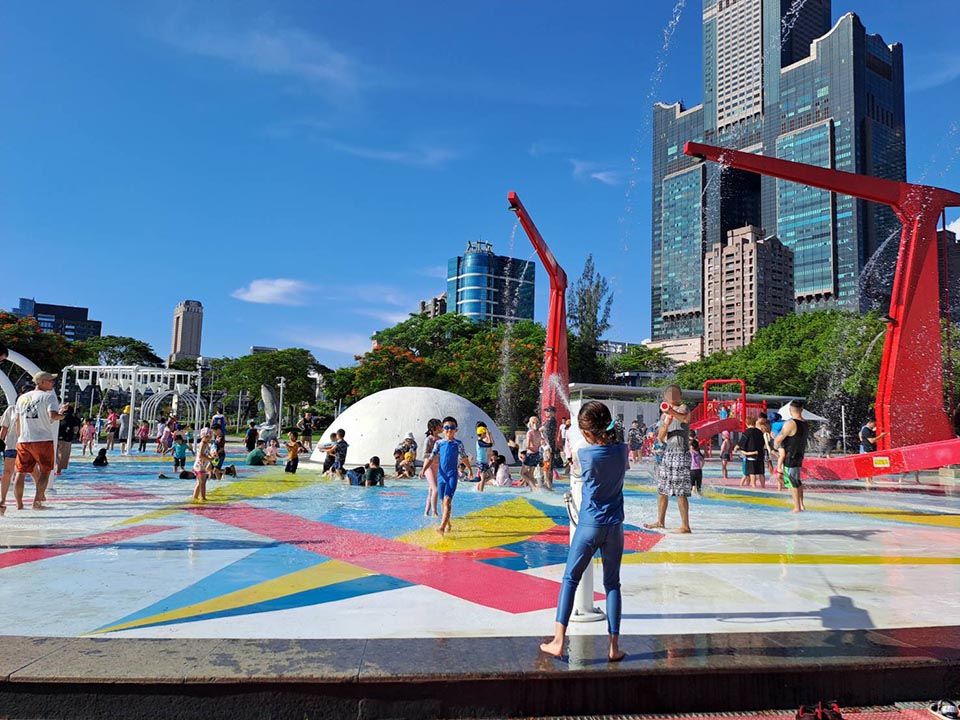 高雄前鎮景點〡星光水岸公園〡夏日限定玩水樂園, 六大戲水遊具免費玩, 酷炫吊臂造型灑水器, 海洋意象水池彩繪