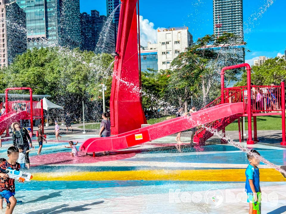 高雄前鎮景點〡星光水岸公園〡夏日限定玩水樂園, 六大戲水遊具免費玩, 酷炫吊臂造型灑水器, 海洋意象水池彩繪