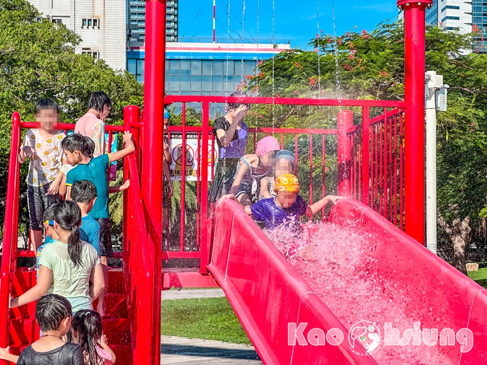 高雄前鎮景點〡星光水岸公園〡夏日限定玩水樂園, 六大戲水遊具免費玩, 酷炫吊臂造型灑水器, 海洋意象水池彩繪