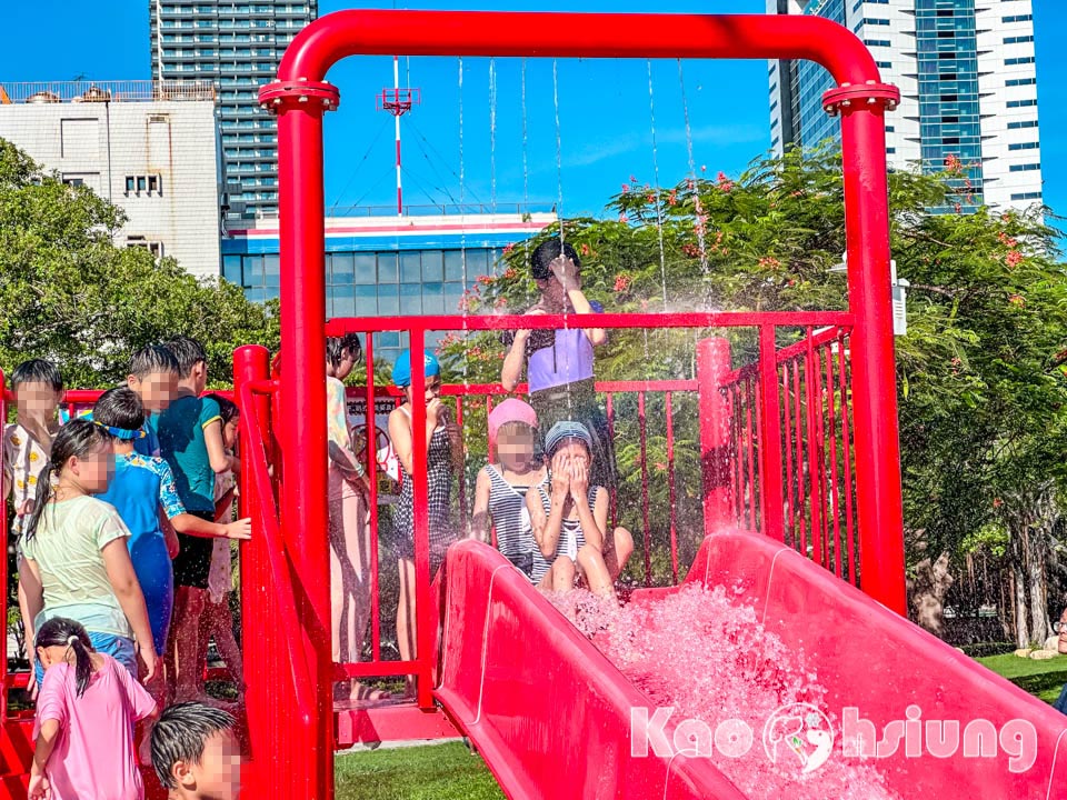 高雄前鎮景點〡星光水岸公園〡夏日限定玩水樂園, 六大戲水遊具免費玩, 酷炫吊臂造型灑水器, 海洋意象水池彩繪