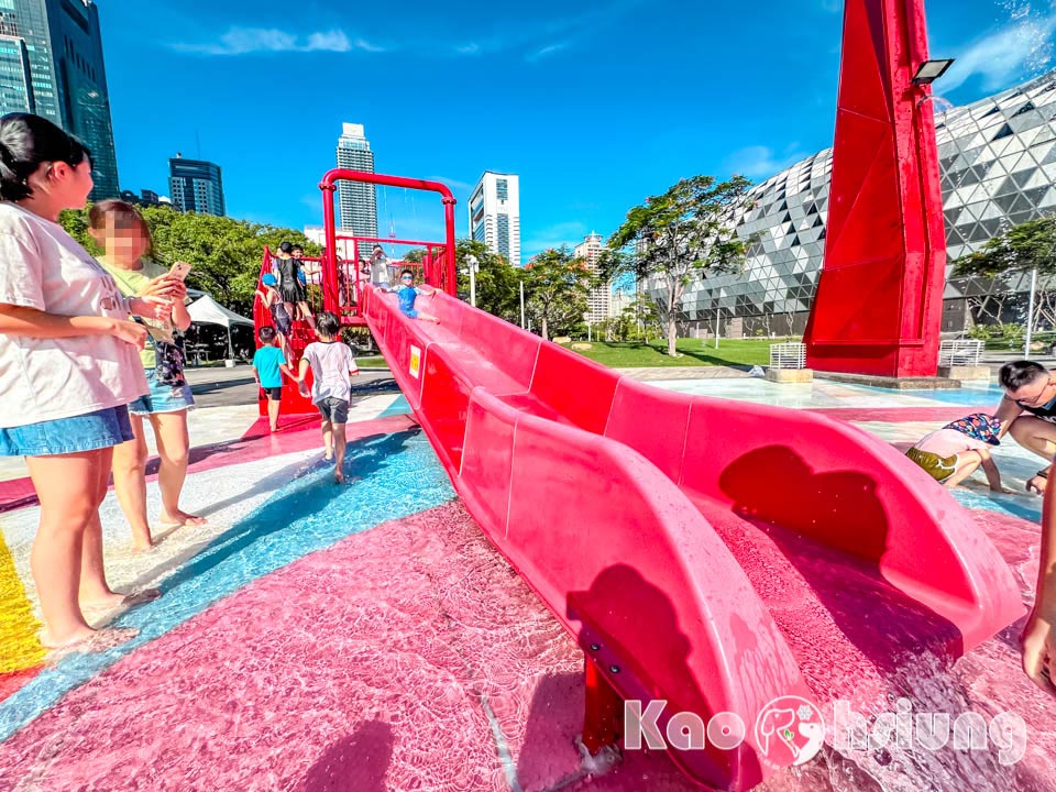 高雄前鎮景點〡星光水岸公園〡夏日限定玩水樂園, 六大戲水遊具免費玩, 酷炫吊臂造型灑水器, 海洋意象水池彩繪