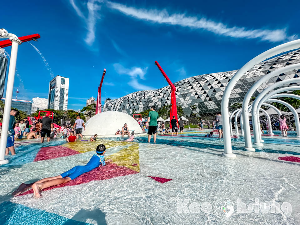 高雄前鎮景點〡星光水岸公園〡夏日限定玩水樂園, 六大戲水遊具免費玩, 酷炫吊臂造型灑水器, 海洋意象水池彩繪