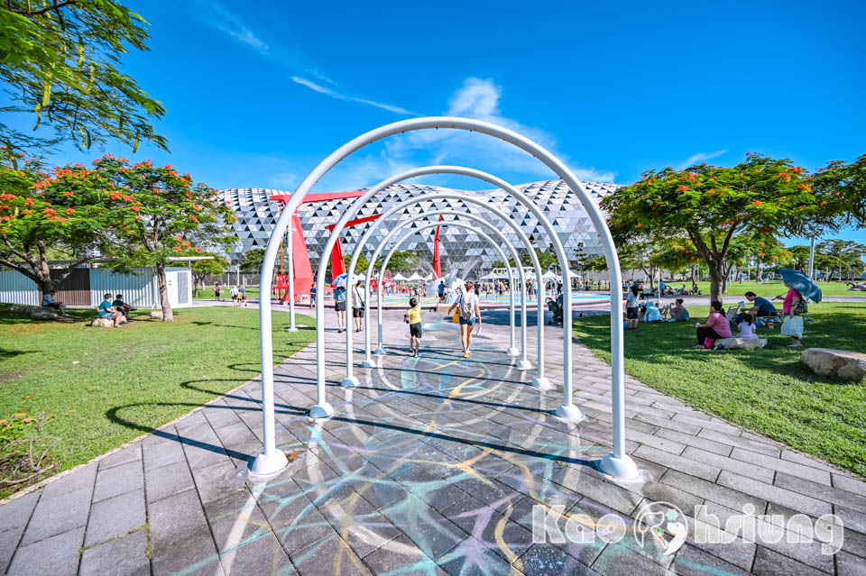 高雄前鎮景點〡星光水岸公園〡夏日限定玩水樂園, 六大戲水遊具免費玩, 酷炫吊臂造型灑水器, 海洋意象水池彩繪