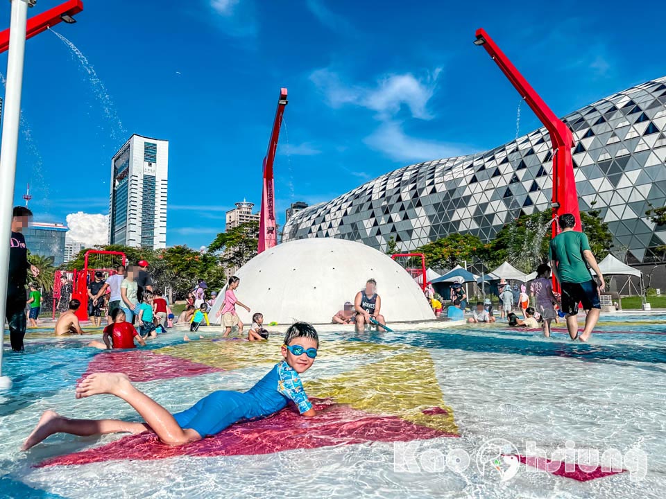 高雄前鎮景點〡星光水岸公園〡夏日限定玩水樂園, 六大戲水遊具免費玩, 酷炫吊臂造型灑水器, 海洋意象水池彩繪