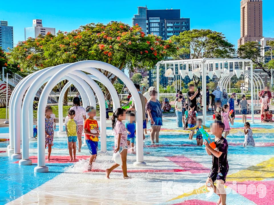 高雄前鎮景點〡星光水岸公園〡夏日限定玩水樂園, 六大戲水遊具免費玩, 酷炫吊臂造型灑水器, 海洋意象水池彩繪