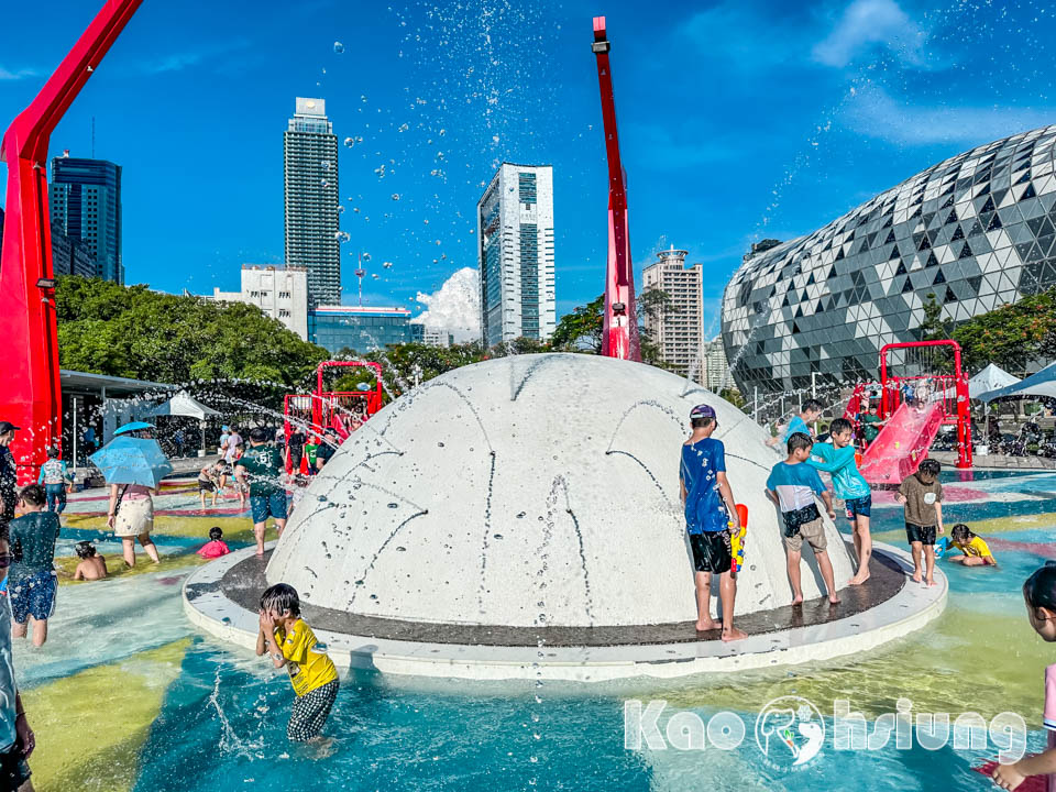 高雄前鎮景點〡星光水岸公園〡夏日限定玩水樂園, 六大戲水遊具免費玩, 酷炫吊臂造型灑水器, 海洋意象水池彩繪