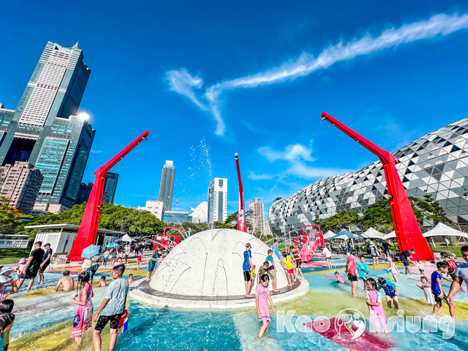 高雄前鎮景點〡星光水岸公園〡夏日限定玩水樂園, 六大戲水遊具免費玩, 酷炫吊臂造型灑水器, 海洋意象水池彩繪