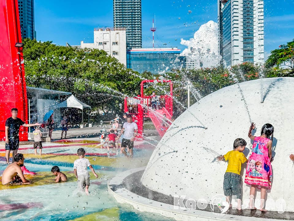 高雄前鎮景點〡星光水岸公園〡夏日限定玩水樂園, 六大戲水遊具免費玩, 酷炫吊臂造型灑水器, 海洋意象水池彩繪