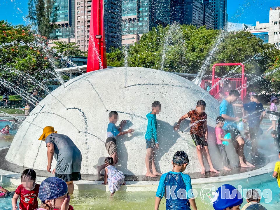 高雄前鎮景點〡星光水岸公園〡夏日限定玩水樂園, 六大戲水遊具免費玩, 酷炫吊臂造型灑水器, 海洋意象水池彩繪